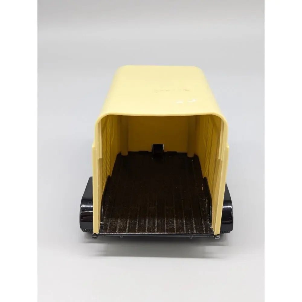 Ertl Farm Enclosed Horse Trailer 6.5